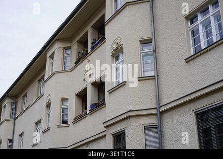 Berlino, Germania - 14 marzo 2026: Dettagli della facciata della storica tenuta residenziale di Ceciliengärten a Schöneberg. Foto Stock