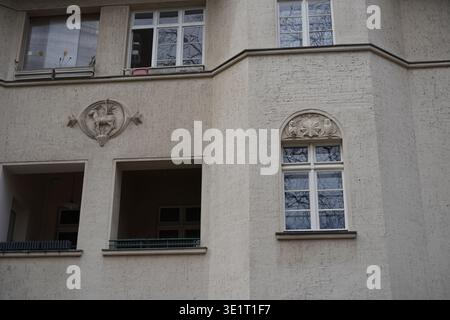 Berlino, Germania - 14 marzo 2026: Dettagli della facciata con gufi e rilievi d'asino sullo storico complesso di edifici Ceciliengärten a Schöneberg. Foto Stock