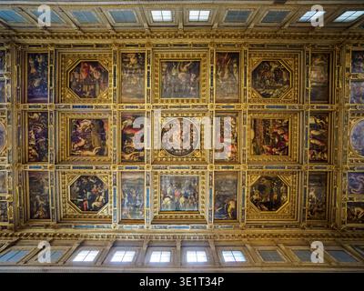 Soffitto dipinto - Salone dei Cinquecento, la camera più grande e imponente di Palazzo Vecchio Foto Stock