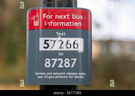 Close-Up Transport for London (TfL), segnale della fermata dell'autobus, numeri di testo da informare orari di arrivo dal vivo nel sud-est di Londra, Inghilterra, Regno Unito Foto Stock