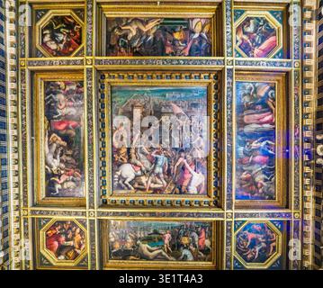 Soffitto dipinto (al centro le truppe alleate di Leone X riconquistano Milano 1521) - sala di Leone X con opere d'arte di Giorgio Vasari (1511 - 1575), Marco Marchetti, noto anche con lo pseudonimo Marco da Faenza (1528 - 1588 circa) e Jan Van der Straet detto Giovanni Stradano (1523 - 1605) - Appartamenti di Leone X in Palazzo Vecchio - Firenze, Italia Foto Stock