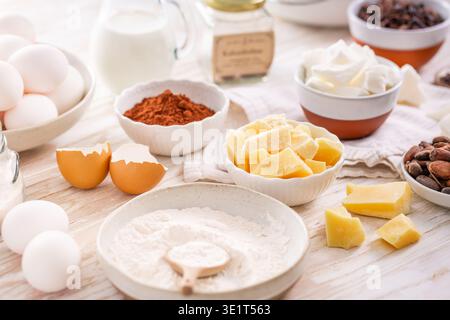 Ingredienti da forno assortiti su un tavolo da cucina in legno Foto Stock