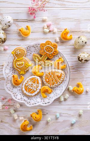 Biscotti fatti in casa con pan di zenzero per il brunch di Pasqua Foto Stock