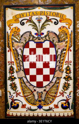 Stemma della città di Pistoia che adorna il plinto della Cappella dei principi costruita nel XVI e XVII secolo per celebrare la famiglia Medici, patroni della chiesa e Granduchi di Toscana - Firenze, Italia Foto Stock