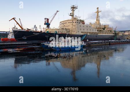 MURMANSK, RUSSIA - 11 MARZO 2025: Il rompighiaccio nucleare sovietico Lenin nel porto di Murmansk la mattina di marzo Foto Stock
