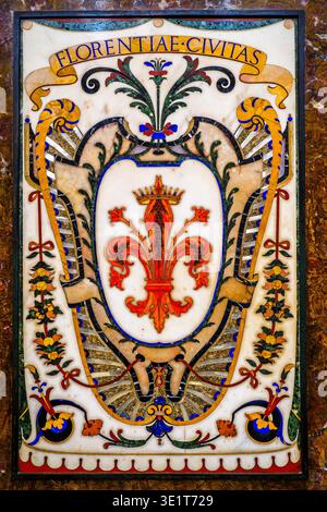 Stemma della città di Firenze che adorna il plinto della Cappella dei principi costruita nel XVI e XVII secolo per celebrare la famiglia Medici, patroni della chiesa e Granduchi di Toscana - Firenze, Italia Foto Stock