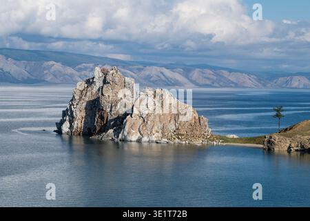 Roccia di Shamanka sul capo Burkhan in un giorno di settembre. Olkhon sul lago Baikal. Russia Foto Stock