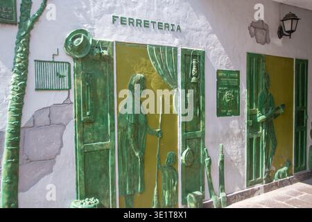 Puerto de Mogán, Spagna 17 maggio 2025, disegno artistico della facciata con figure in rilievo a Puerto de Mogán, Gran Canaria Foto Stock