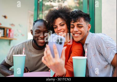 Un gruppo di amici universitari multiculturali ama fare shopping online e divertirsi insieme Foto Stock