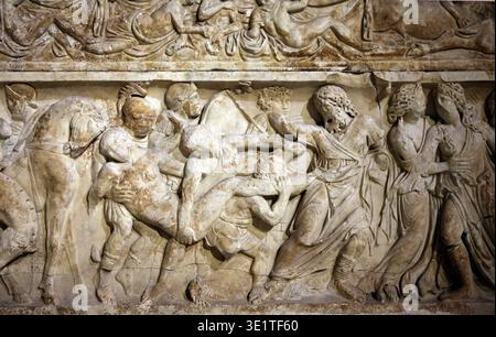 Sarcofago di Meleagros. Marmo. Durazzo (Dake, Turchia). Era romana. II secolo d.C. I cacciatori stanno trasportando il cadavere dell'eroe. Foto Stock