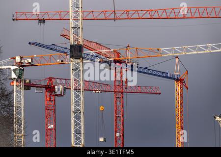 Gru da costruzione in due importanti cantieri, edifici residenziali e commerciali, Krefeld, Renania settentrionale-Vestfalia, Germania Foto Stock