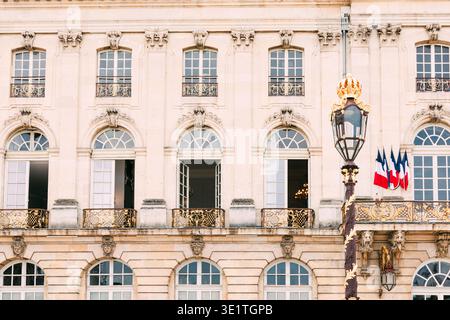 Facciata decorata in stile francese classico con balconi dorati, finestre ad arco, dell'Hotel de Ville di Nancy Foto Stock
