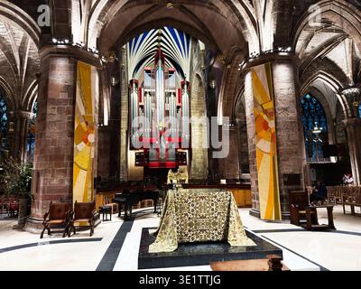 Edimburgo, Scozia, Regno Unito - 15 febbraio 2026: Suggestivo interno della cattedrale di St Giles con altare ornato, torreggiante organo a canne e volte gotiche Foto Stock