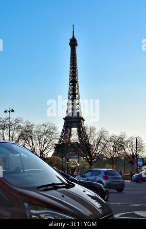 Vista serale verso la Torre Eiffel dall'altra parte della Senna - Parigi 75008, Francia. Foto Stock
