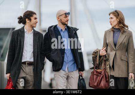 Colleghi d'affari che camminano e parlano all'aperto: Professionisti multiculturali in riunioni informali Foto Stock