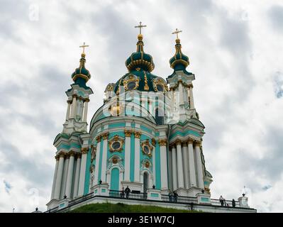 Kiev, Ucraina - 22 giugno 2025: Primo piano della Chiesa di Sant'Andrea a Kiev. Splendida architettura barocca con pareti turchesi, colonne bianche e oro Foto Stock