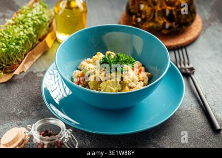 Riso fritto di pollo con verdure nel recipiente Foto Stock
