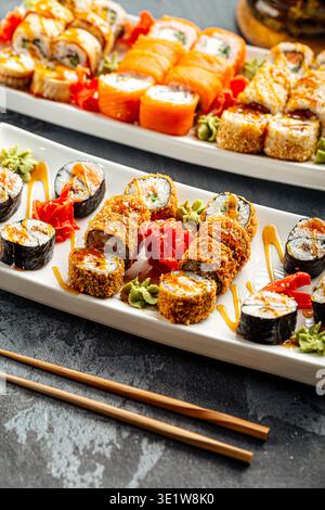 Sushi roll assortiti con sesamo e salsa Foto Stock