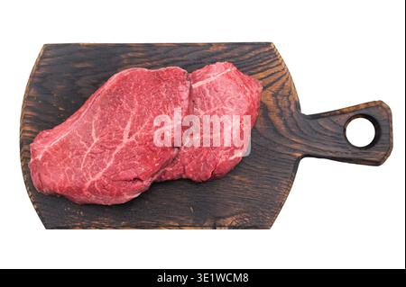 Rotolo di mandrino Wagyu crudo fresco simile a fette di mandrino karubi e angus visualizzate su una superficie bianca brillante, ideale per la fotografia gourmet di carne Foto Stock