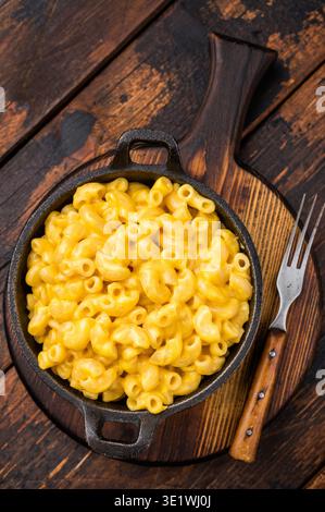 Saporito mac e formaggio in padella su legno scuro - foto di cibo accogliente per i menu Foto Stock