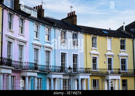 Colorata architettura residenziale londinese a Chalcot Square Foto Stock