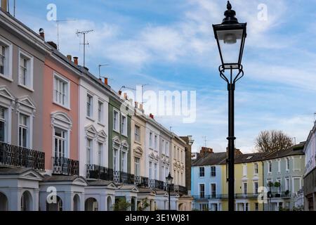 Colorate case a schiera a Londra a Primrose Hill Foto Stock