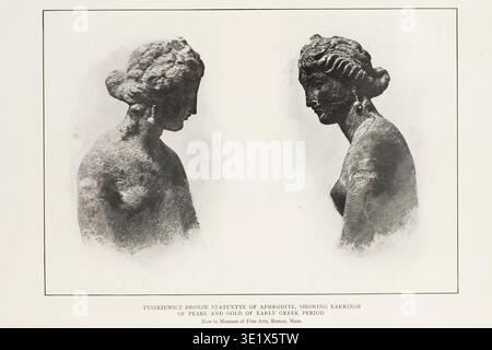 Statuette gemelle in bronzo Afrodite del primo periodo greco nella collezione Tyszkiewicz, con delicate perle e orecchini in oro. Dal libro della perla la storia, l'arte, la scienza e l'industria della regina delle gemme di Kunz, George Frederick, 1856-1932 pubblicato nel 1908 Foto Stock