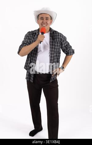 Giovane uomo con cappello da cowboy e camicia a scacchi che parla Foto Stock