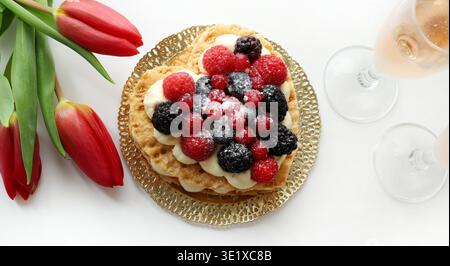 San Valentino. Deliziosa crostata di frutta a forma di cuore decorata con frutti di bosco freschi e zucchero a velo, decorata a forma di cuore. Vista dall'alto. Foto Stock