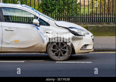 Si è schiantata la macchina con danni sul lato anteriore, Regno Unito Foto Stock