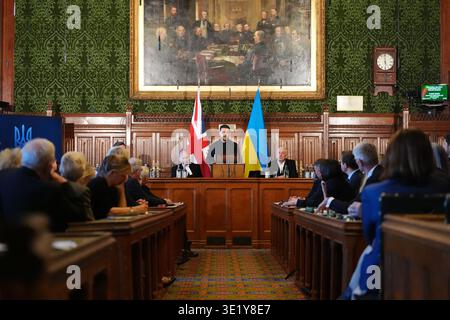 Lord Forsyth, Lord Speaker della camera dei Lord del Regno Unito e Speaker della camera dei comuni Sir Lindsay Hoyle (a destra) Ascolta il Presidente ucraino Volodymyr Zelensky (al centro) tiene un discorso ai membri del Parlamento, nella sala della Commissione 14 della camera dei comuni, nel centro di Londra. Data foto: Martedì 17 marzo 2026. Foto Stock