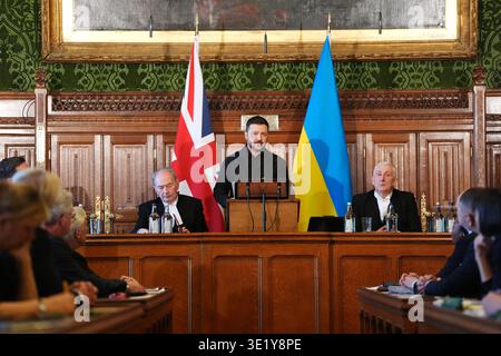 Lord Forsyth, Lord Speaker della camera dei Lord del Regno Unito e Speaker della camera dei comuni Sir Lindsay Hoyle (a destra) Ascolta il Presidente ucraino Volodymyr Zelensky (al centro) tiene un discorso ai membri del Parlamento, nella sala della Commissione 14 della camera dei comuni, nel centro di Londra. Data foto: Martedì 17 marzo 2026. Foto Stock