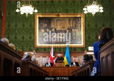 Lord Forsyth, Lord Speaker della camera dei Lord del Regno Unito e Speaker della camera dei comuni Sir Lindsay Hoyle (a destra) Ascolta il Presidente ucraino Volodymyr Zelensky (al centro) tiene un discorso ai membri del Parlamento, nella sala della Commissione 14 della camera dei comuni, nel centro di Londra. Data foto: Martedì 17 marzo 2026. Foto Stock