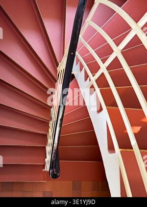 I gradini su una scala sono evidenziati da audaci colori rosso e giallo in una vetrina in stile art deco a Praga. Foto Stock