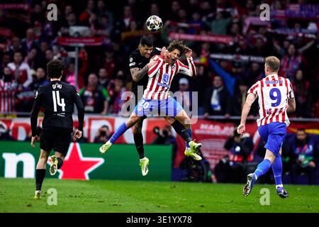 MADRID, SPAGNA - 10 MARZO: Cristian Romero del Tottenham Hotspur FC compete per il pallone con Giuliano Simeone dell'Atletico de Madrid durante la UEFA CH Foto Stock