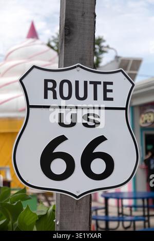 Segui le indicazioni per la Route 66 presso il centro commerciale Pink Elephant Mall di Livingston, Illinois, Stati Uniti. Foto Stock