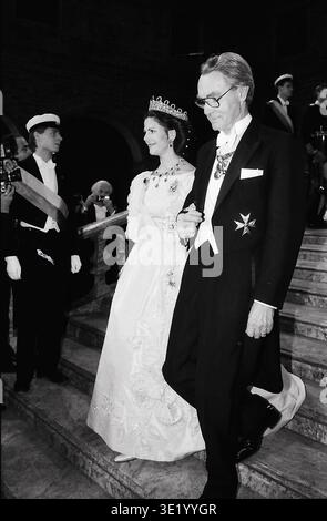 STOCKHOM  SWEDEN   10 dicembre 1985 H.M.il re Carl Gustaf e Queem Sylvia di Svezia e il principe Bertil e la principessa lilian di Halland e tutti i deligati per aver ricevuto il premio nobel dal re Carl Gustaf sono Joseph L. Goldstein in biochimica Herbert A.Hauptman matematica Jerome Karle chimica Michael S.Brown Medicina biologia Claude Simon in Letteratura Franco Modigliani in economia e Klaus Von Klitzing nobel Foto Stock
