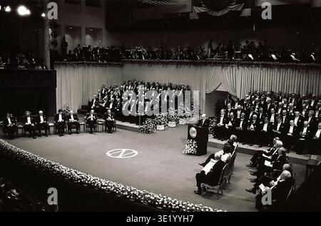 STOCKHOM  SWEDEN   10 dicembre 1985 H.M.il re Carl Gustaf e Queem Sylvia di Svezia e il principe Bertil e la principessa lilian di Halland e tutti i deligati per aver ricevuto il premio nobel dal re Carl Gustaf sono Joseph L. Goldstein in biochimica Herbert A.Hauptman matematica Jerome Karle chimica Michael S.Brown Medicina biologia Claude Simon in Letteratura Franco Modigliani in economia e Klaus Von Klitzing nobel Foto Stock