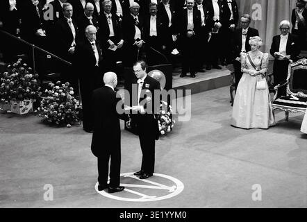 STOCKHOM  SWEDEN   10 dicembre 1985 H.M.il re Carl Gustaf e Queem Sylvia di Svezia e il principe Bertil e la principessa lilian di Halland e tutti i deligati per aver ricevuto il premio nobel dal re Carl Gustaf sono Joseph L. Goldstein in biochimica Herbert A.Hauptman matematica Jerome Karle chimica Michael S.Brown Medicina biologia Claude Simon in Letteratura Franco Modigliani in economia e Klaus Von Klitzing nobel Foto Stock