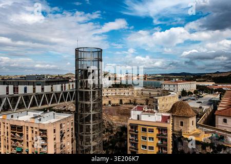 Una vista sopraelevata a Cartagena, in Spagna, mostra la torre dell'ascensore panoramico che si affaccia sulle rovine dell'arena e sul sito dell'anfiteatro romano. Foto Stock