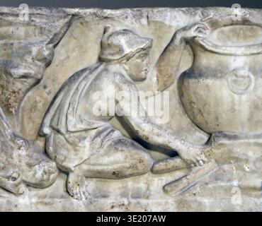 Sarcofago di Meleagros. Marmo. Durazzo (Dake, Turchia). Era romana. II secolo d.C. Cauldrom sul fuoco dal focolare. Foto Stock