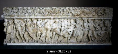 Sarcofago di Meleagros. Marmo. Durazzo (Dake, Turchia). Era romana. II secolo d.C. Meleager morto, trasportato dai suoi compagni e dai lamenti di questa famiglia. Foto Stock