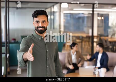 Ritratto di un uomo d'affari del Medio Oriente che si allunga di mano per una stretta di mano Foto Stock