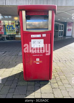 Cassetta postale Royal mail sulla High Street a Staines-upon-Thames nel Surrey, Inghilterra. Foto Stock