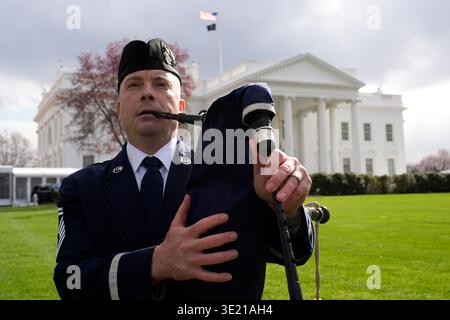 Washington DC, Stati Uniti. 17 marzo 2026. Un bagpiper suona sul prato nord della Casa Bianca vicino alla fontana per celebrare il giorno di San Patrizio a Washington, DC, USA martedì 17 marzo 2026. Credito: Yuri Gripas/Pool via CNP/MediaPunch credito: MediaPunch Inc/Alamy Live News Foto Stock