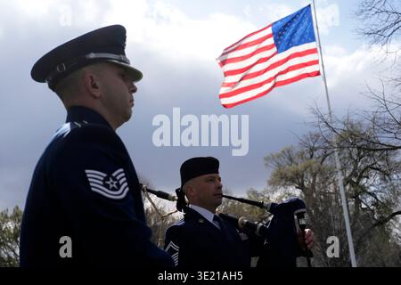 Washington DC, Stati Uniti. 17 marzo 2026. Un bagpiper suona sul prato nord della Casa Bianca vicino alla fontana per celebrare il giorno di San Patrizio a Washington, DC, USA martedì 17 marzo 2026. Credito: Yuri Gripas/Pool via CNP/MediaPunch credito: MediaPunch Inc/Alamy Live News Foto Stock