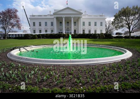 Washington DC, Stati Uniti. 17 marzo 2026. L'acqua della fontana della Casa Bianca sul lato nord è colorata di verde per celebrare il giorno di San Patrizio a Washington, DC, USA martedì 17 marzo 2026. Credito: Yuri Gripas/Pool via CNP/MediaPunch credito: MediaPunch Inc/Alamy Live News Foto Stock