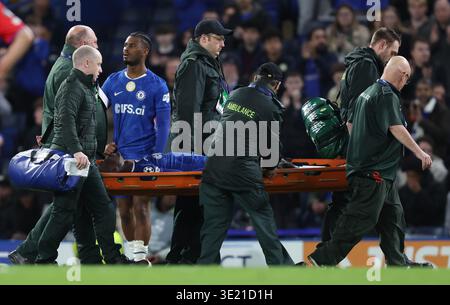 Londra, Regno Unito. 17 marzo 2026. LONDRA, INGHILTERRA, 16 MARZO: Trevoh Chalobah del Chelsea viene portato fuori dal campo ferito su una barella da personale medico durante la partita tra il Chelsea FC e il Paris Saint-Germain FC nella UEFA Champions League, Round of 16, 2nd Leg match allo Stamford Bridge Stadium di Londra, Inghilterra, il 17 marzo. (Foto di Daniel Weir) credito: SPP Sport Press Photo. /Alamy Live News Foto Stock