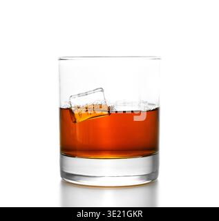 Bicchiere di whisky con spruzzi, isolato su bianco Foto Stock