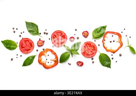 Composizione di verdure, erbe e spezie su sfondo bianco Foto Stock